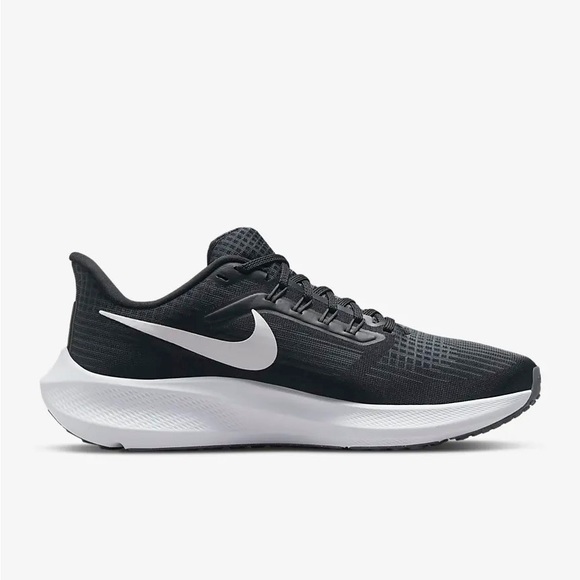 Nike Shoes - Nike Pegasus 39 EUC 9 Black